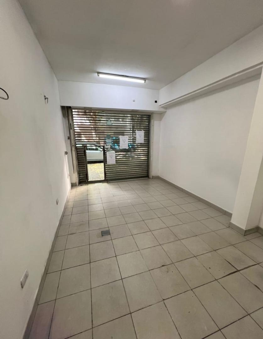 Local 25 m² con Blindex y Cortina Metalica m de Av Nazca