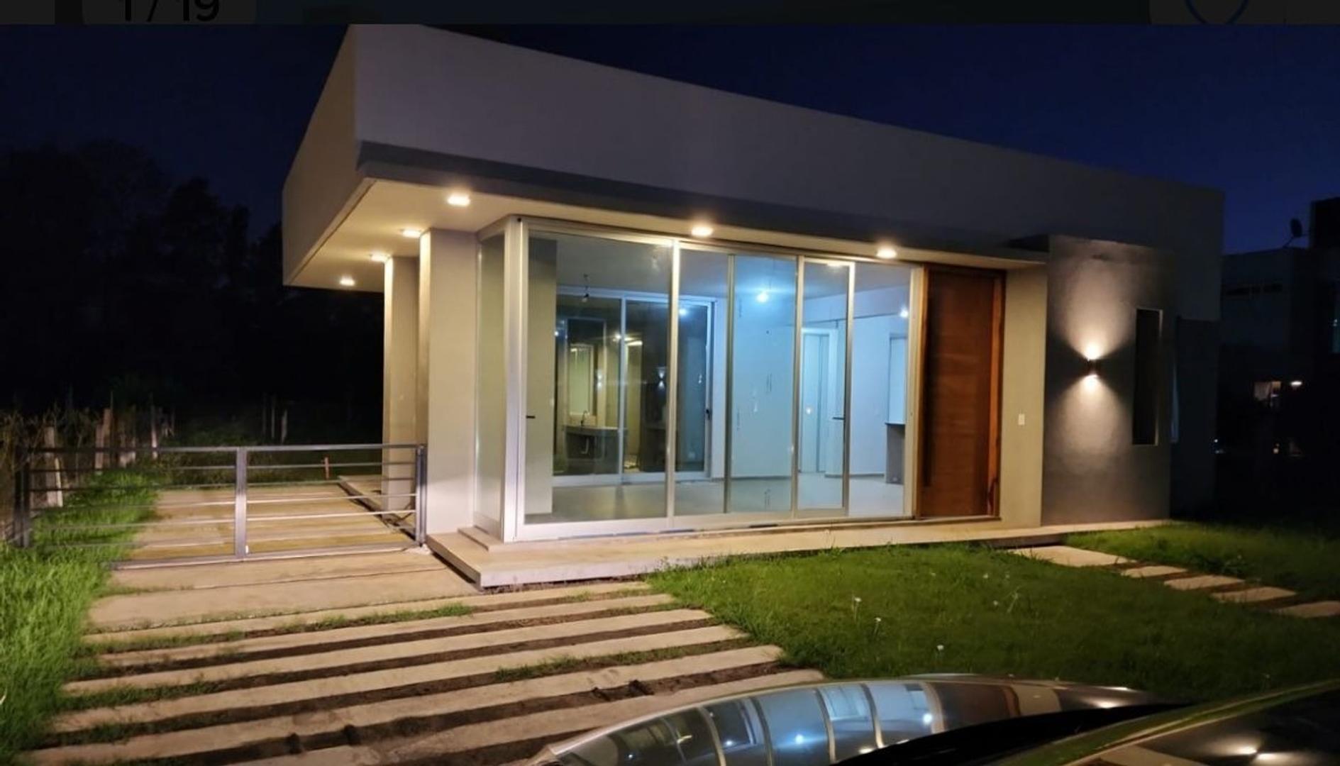 Casa en Venta con 3 cocheras