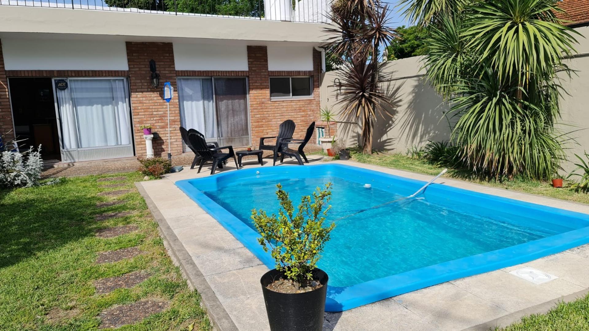 VENTA CASA 5 AMB CON PILETA, FONDO, COCHERA DOBLE EN QUILMES