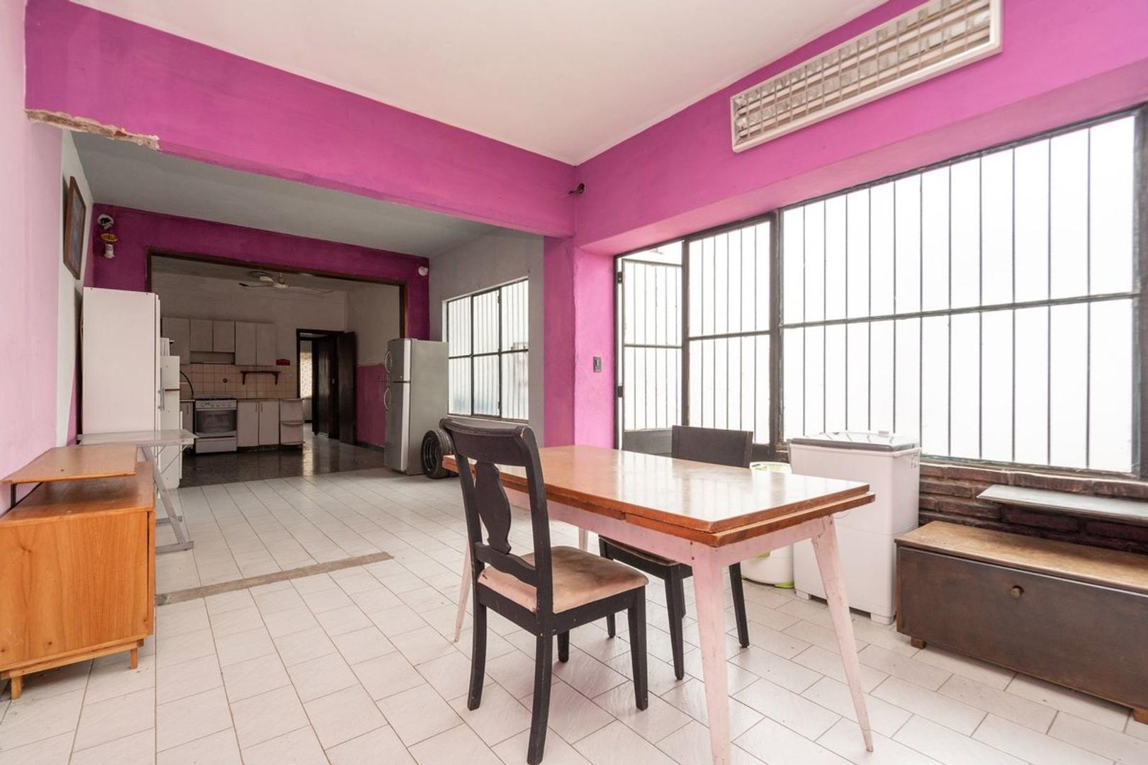 Casa 8 ambientes con 3 baños