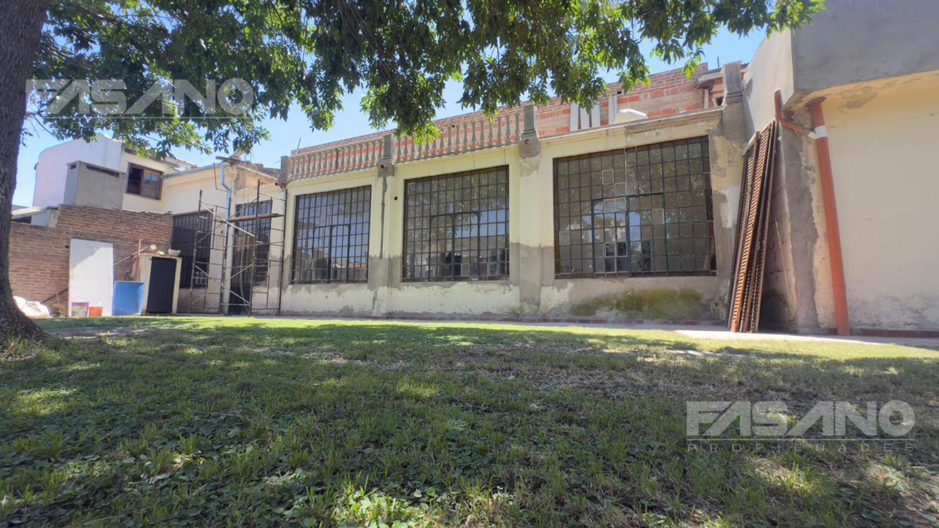 ALQUILER - CASA 11 AMB. EN SAN ANDRES. USO COMERCIAL /PROFESIONAL