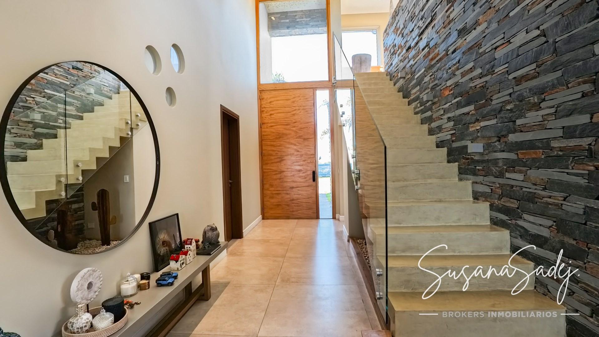 Casa 5 ambientes con 6 baños