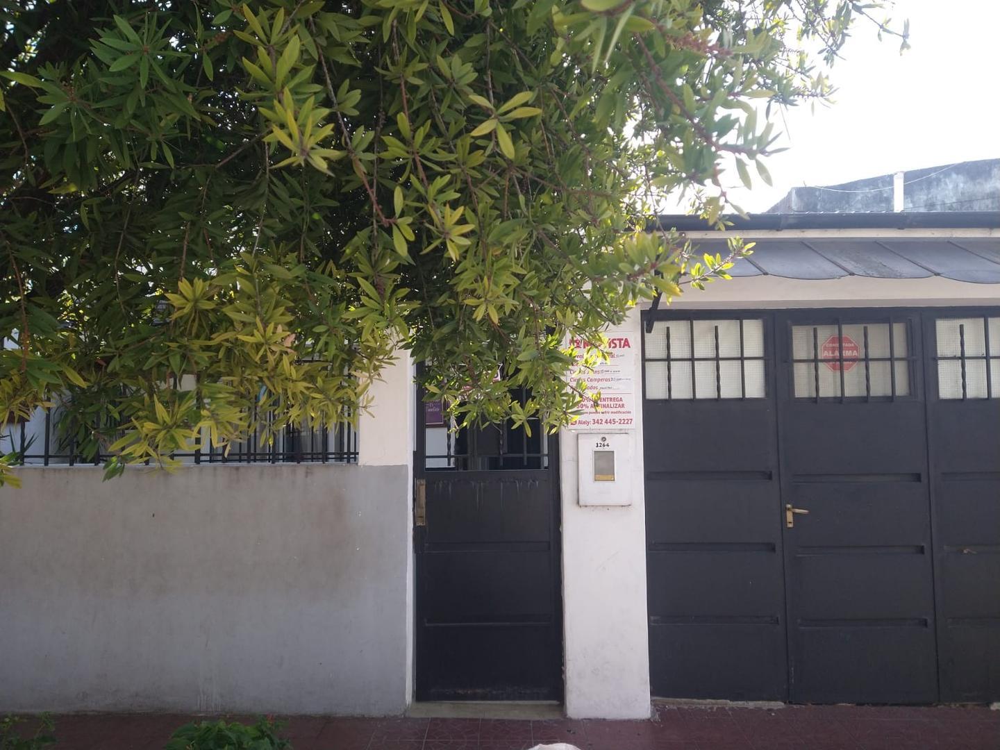 CASA CON GRAN TERRENO EN PASAJE GUIDO AL 1200