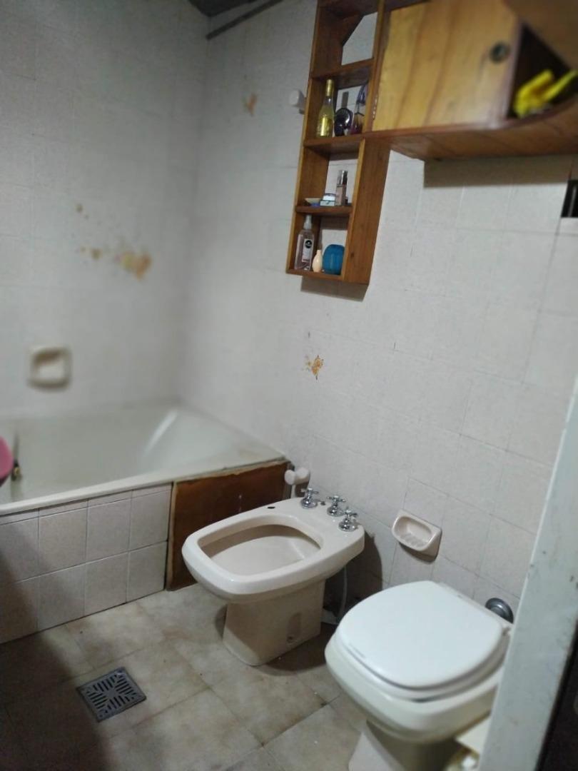 Casa 8 ambientes con 4 baños