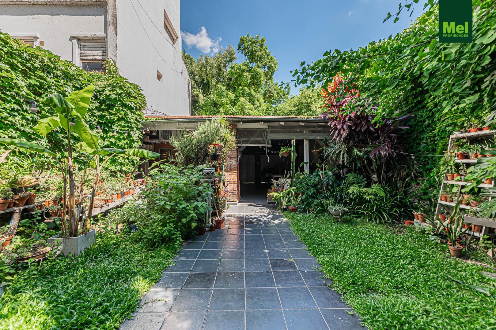 Excelente Casa de 4amb. con Jardin y 2 cocheras