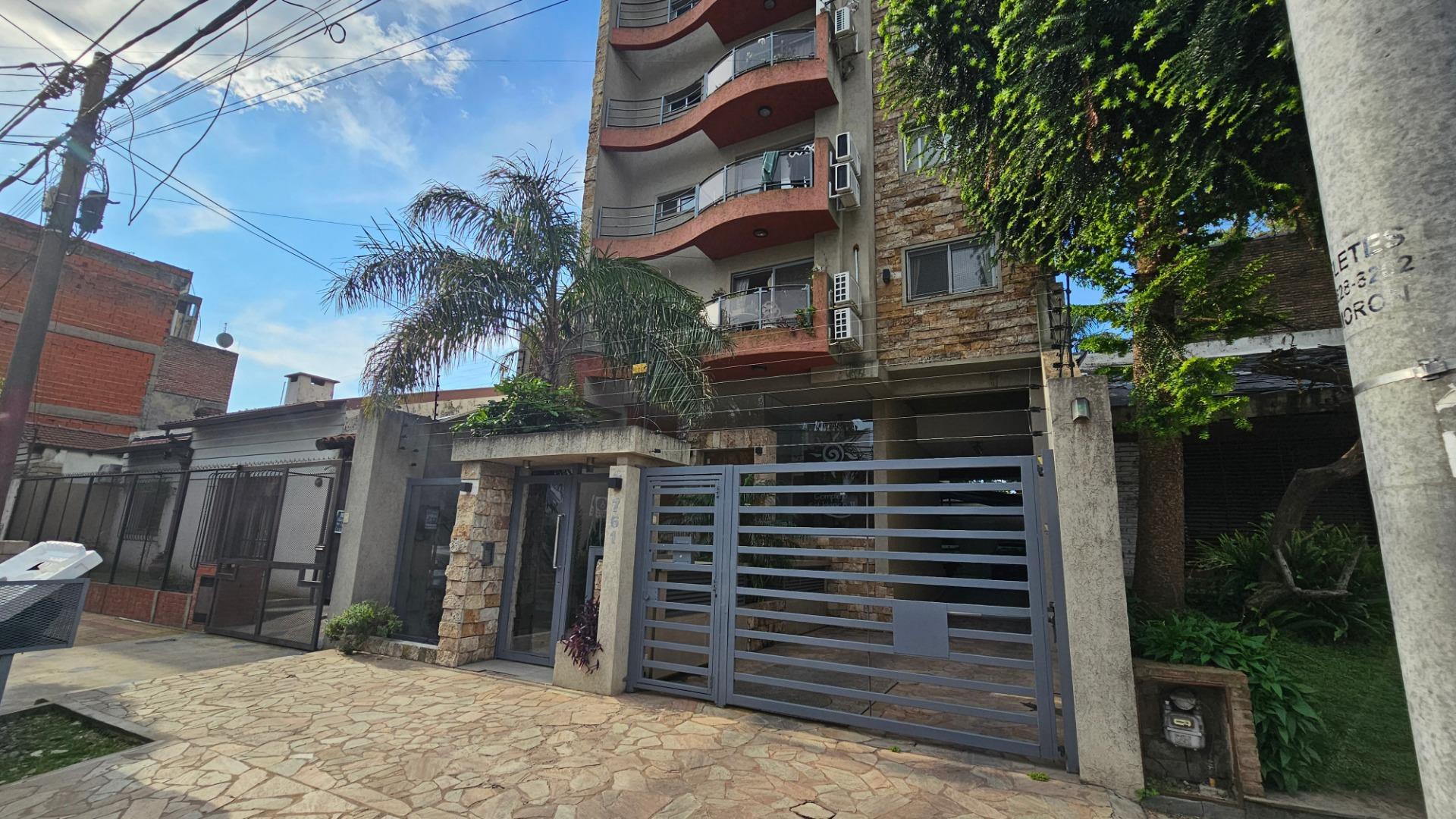Departamento de 2 ambientes al frente en venta en Moron sur