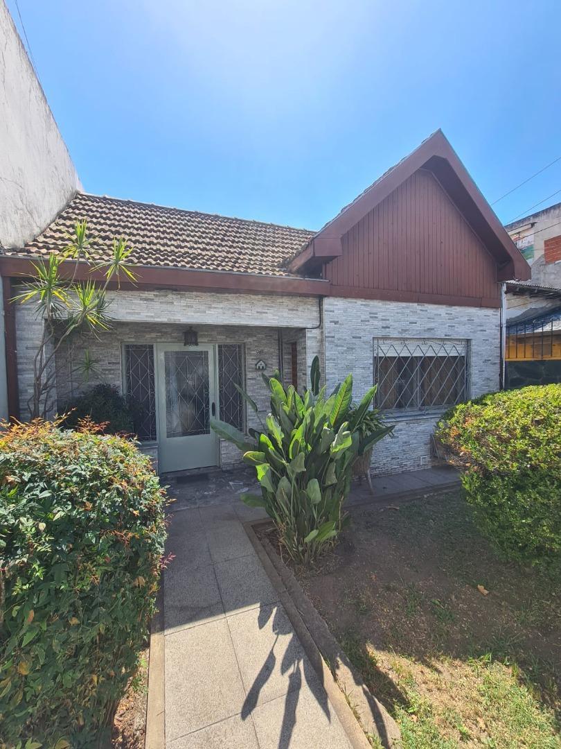 CASA TIPO PH DE TRES AMBIENTES