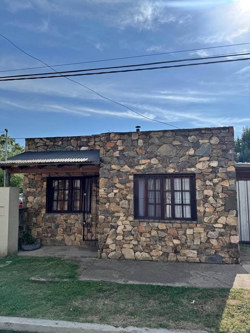 Casa dos dormitorios con patio y quincho