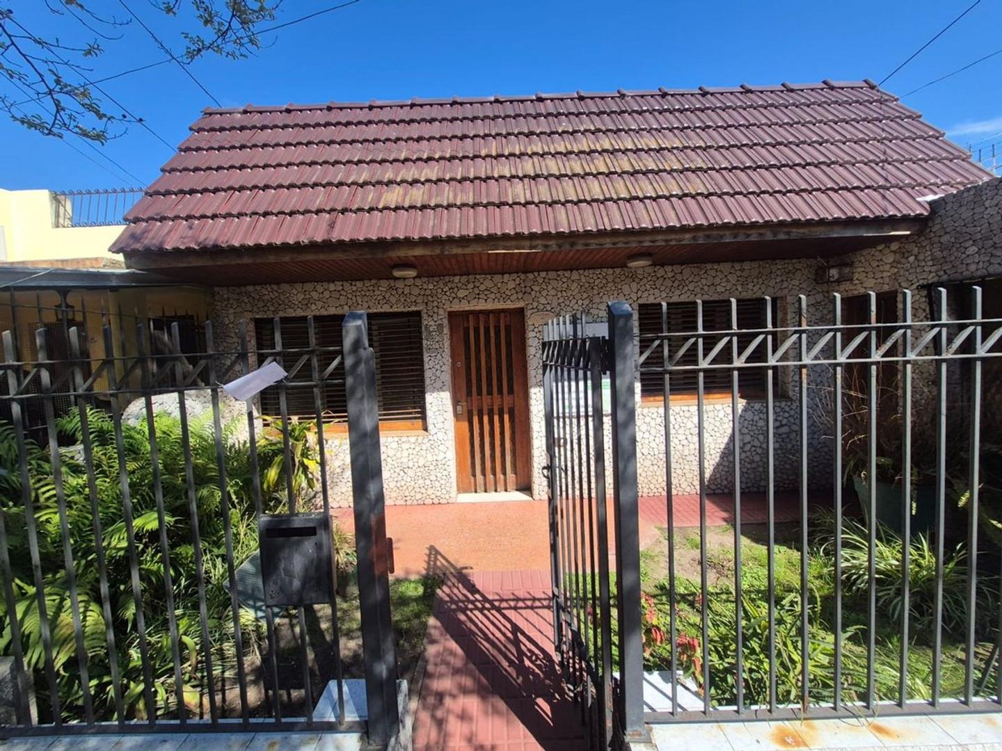 CASA 3 AMBIENTES EN VENTA CENTRO DE GLEW APTA CRED