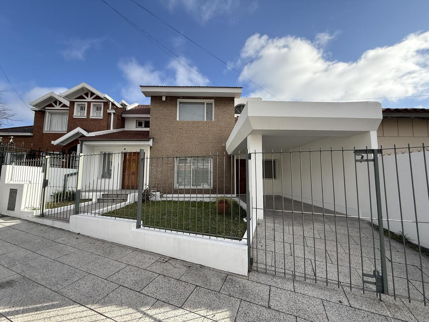 Casa en Venta de 5 amb. Patio con quincho y parrilla. Barrio Siderca Centro Campana