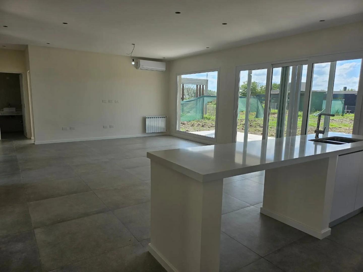 Casa 6 ambientes con 4 baños