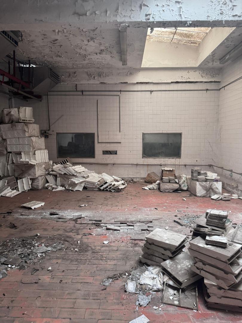 Galpón 2.300m2 - Salidas a dos calles - EX FRIGORIFICO