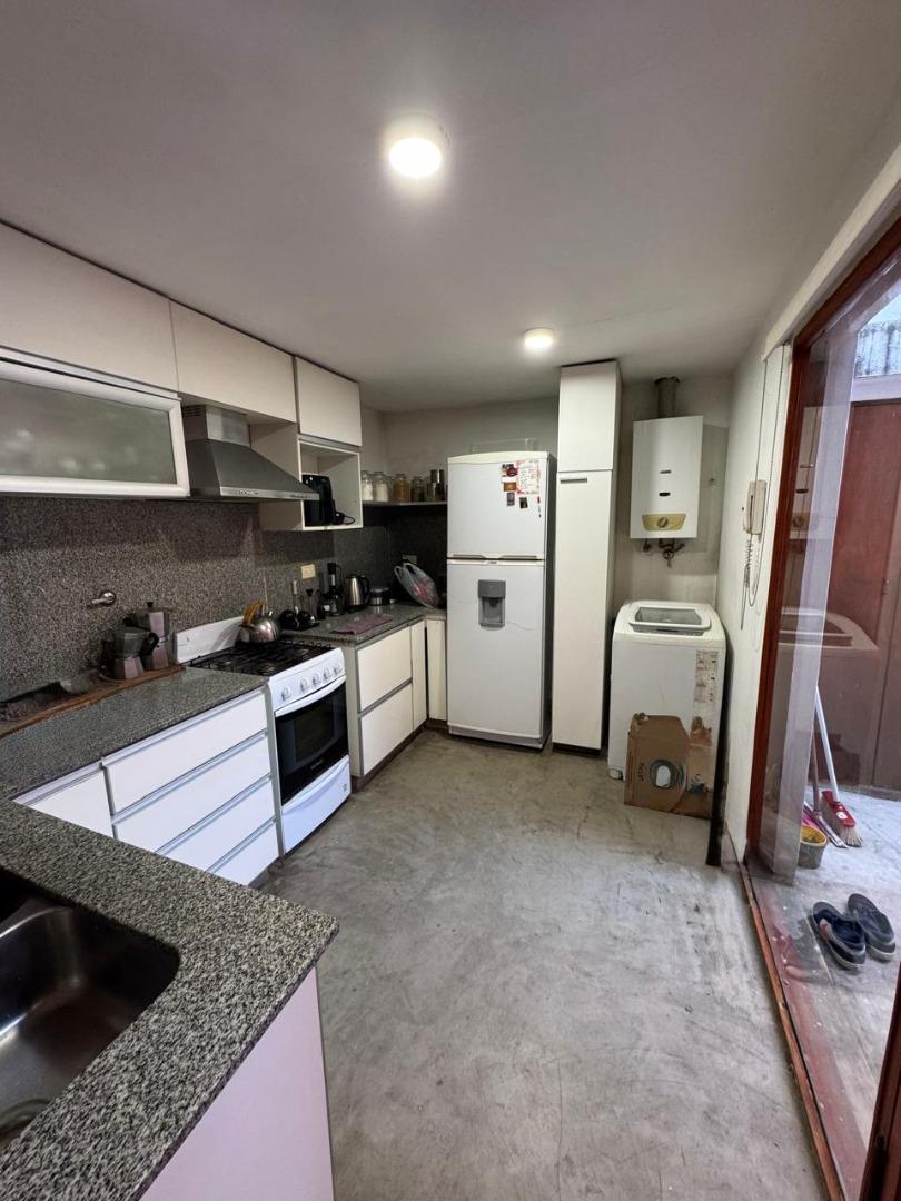 Excepcional departamento de pasillo en barrio abasto