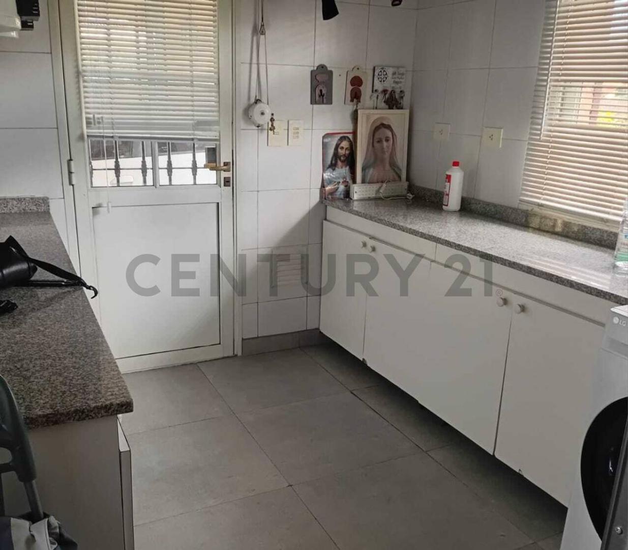 Gran casa en barrio Praderas de san Ignacio con excelentes detalles de calidad constructiva