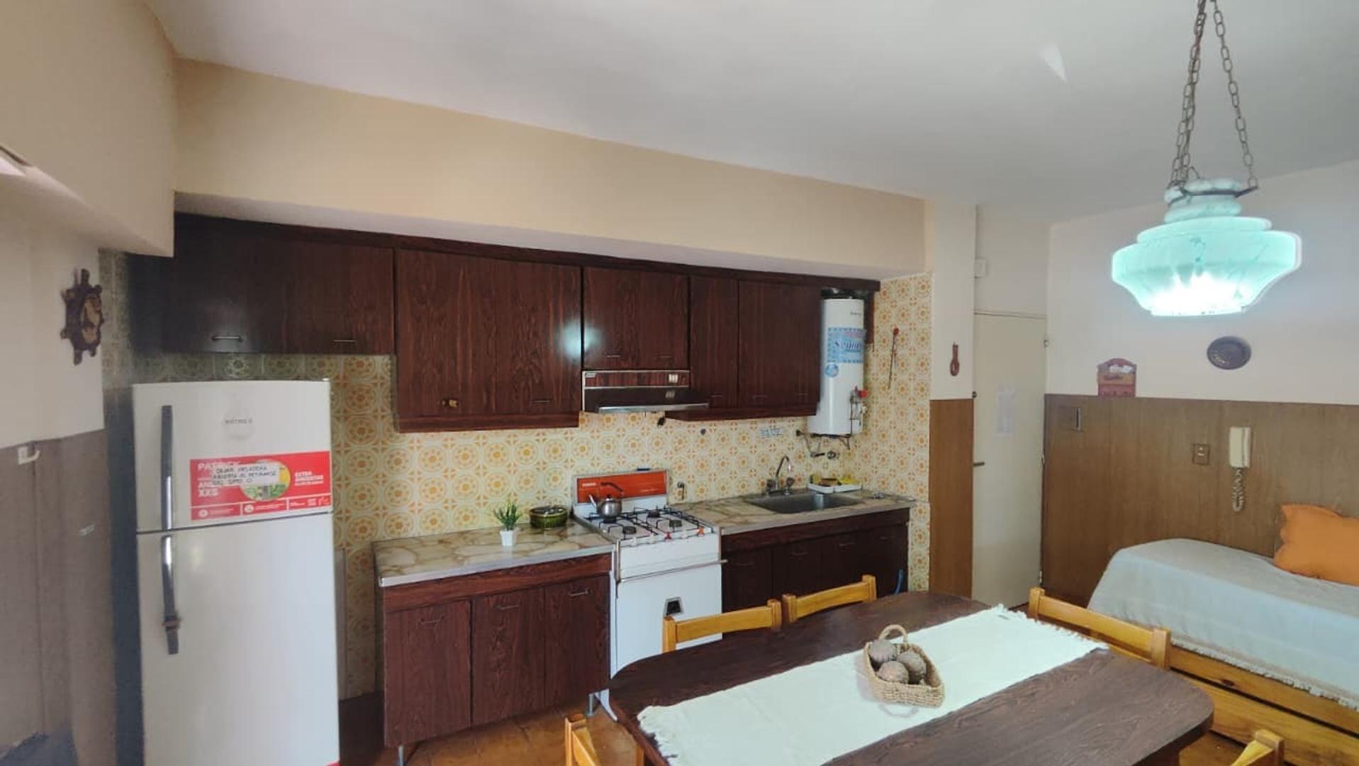 Oportunidad , dos ambientes al frente con gas natural.