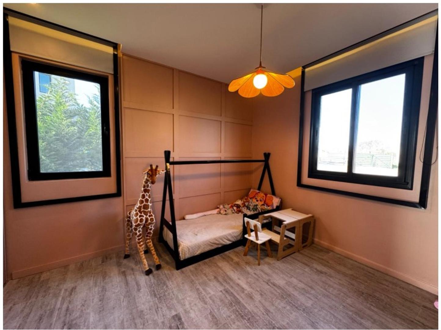 Casa en Alquiler con 4 cocheras