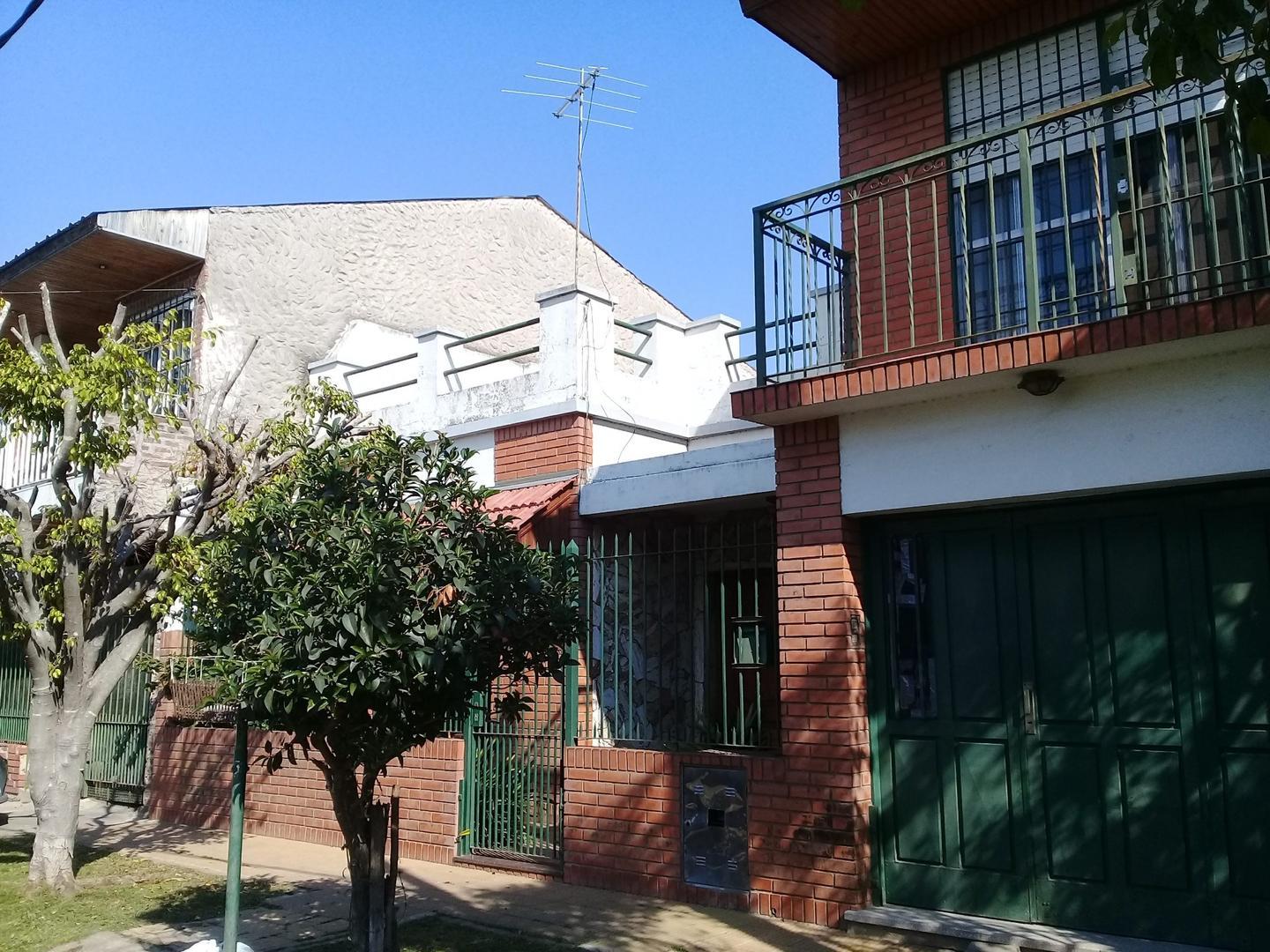 Venta Quilmes O. Casa 4 amb con gge, fdo libre y terreza.
