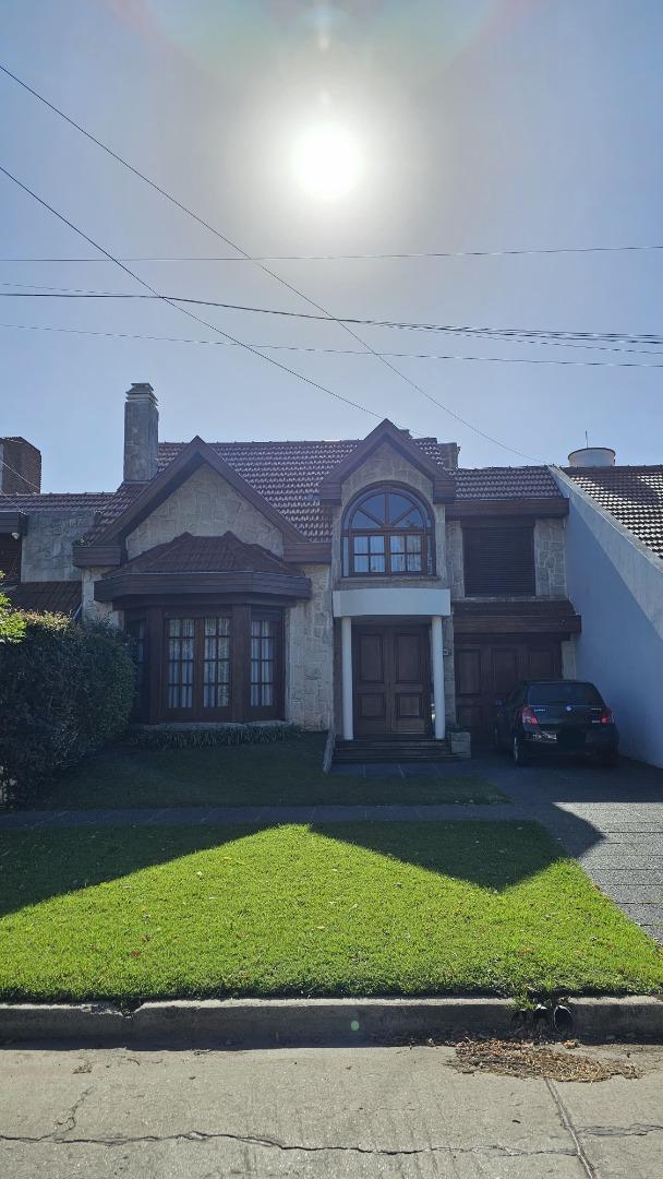 CHALET DE CATEGORIA  4 AMB. 300 M2. - PARQUE LURO