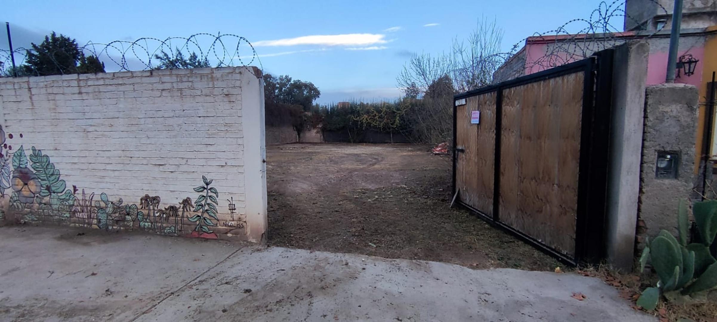 LOTE CON CONTENEDOR SOBRE CALLE VIAMONTE