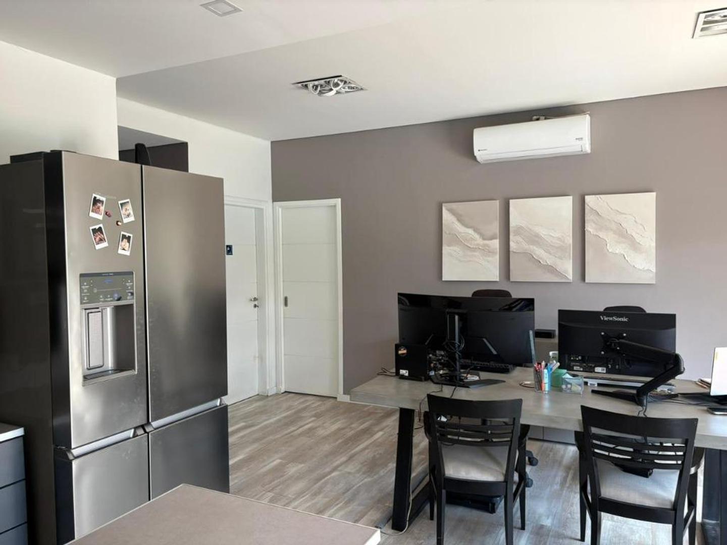 Casa en Venta con 3 cocheras