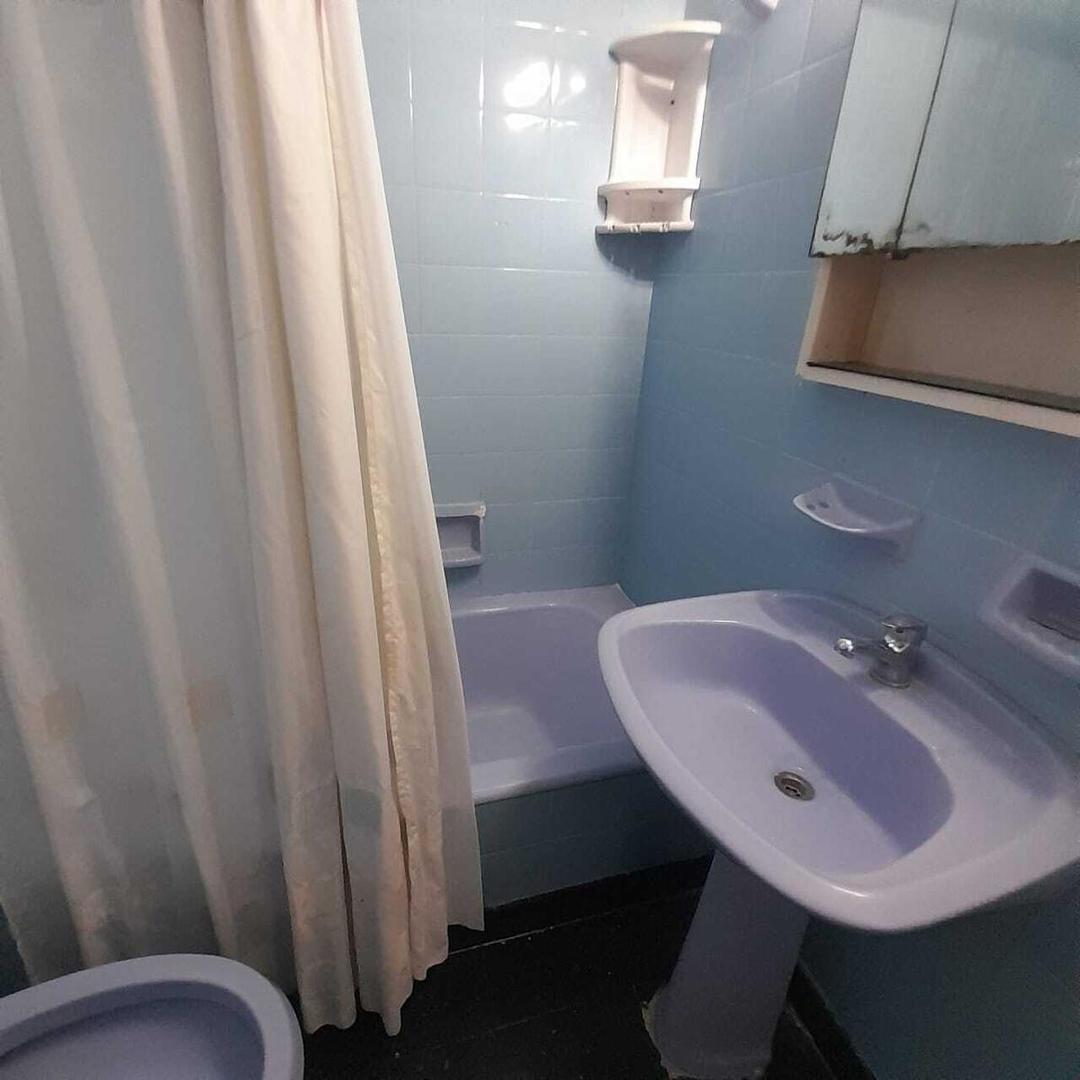 Depto. de 2 ambientes con balcón.