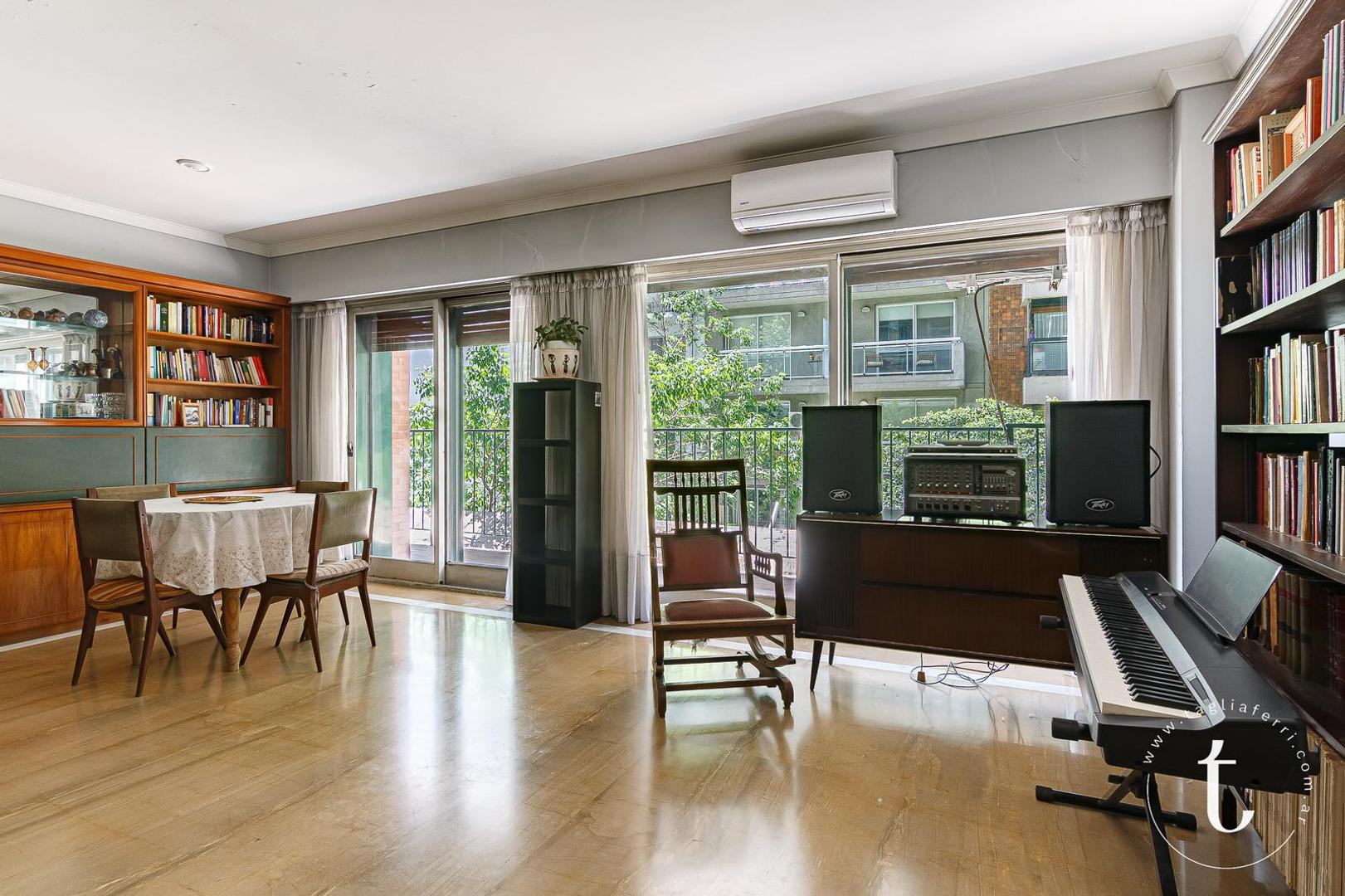 Cuatro Ambientes con Balcón y Terraza. Cochera Fija   Baulera