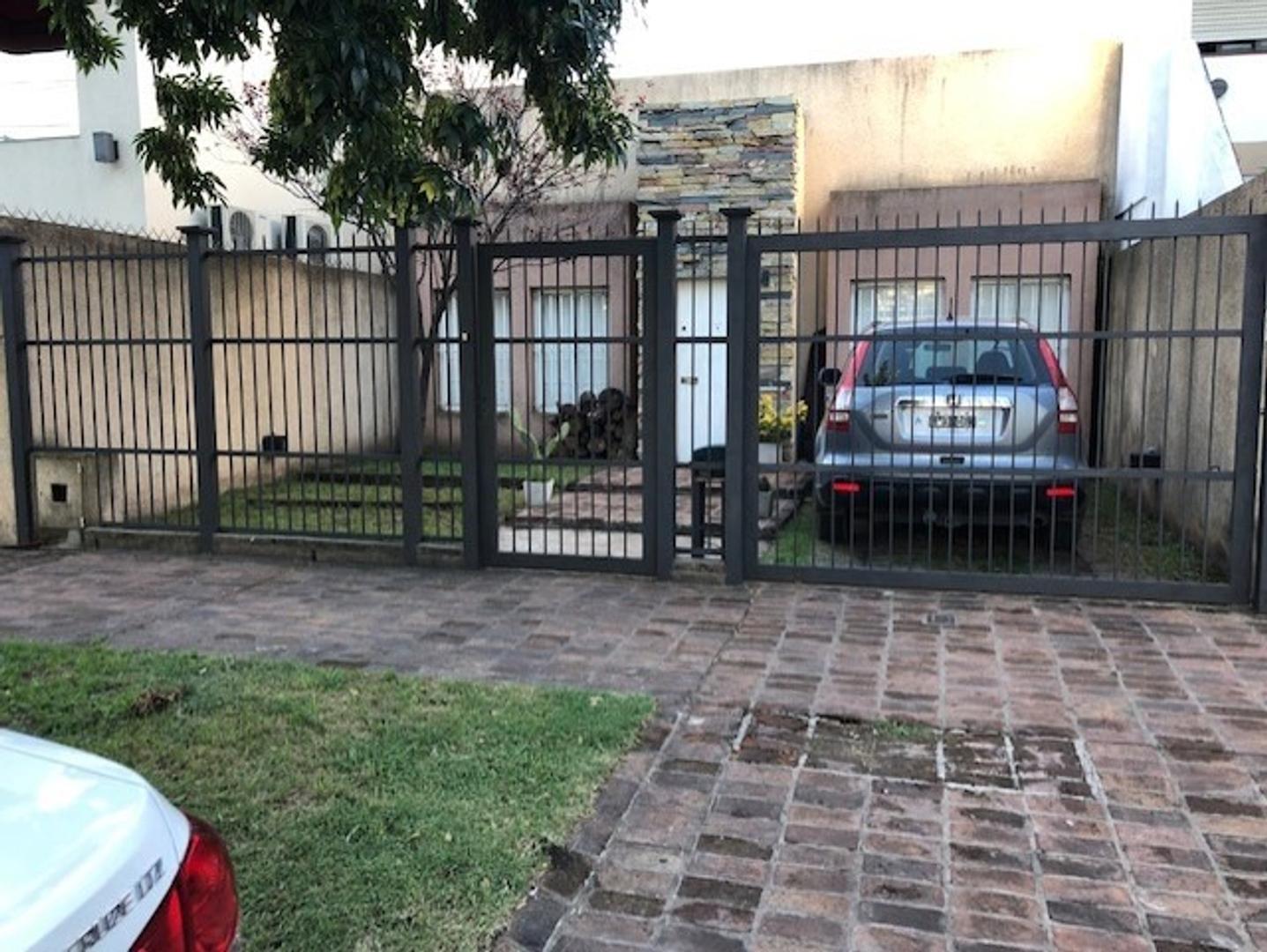CASA DE 3 AMBIENTES CON ENTRADA DE AUTO Y JARDIN