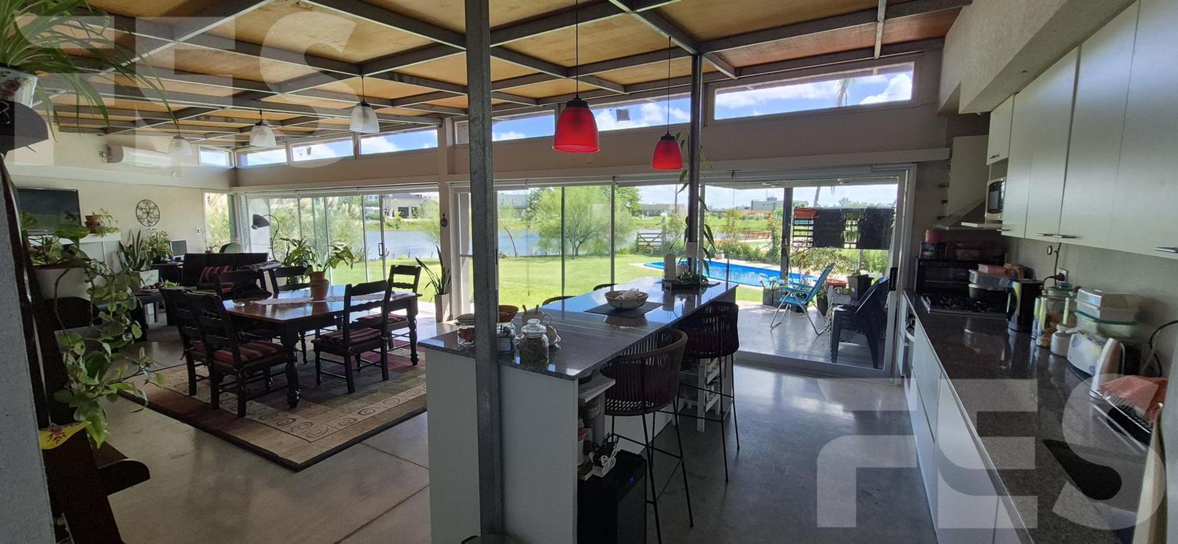 Casa en Venta con 4 cocheras