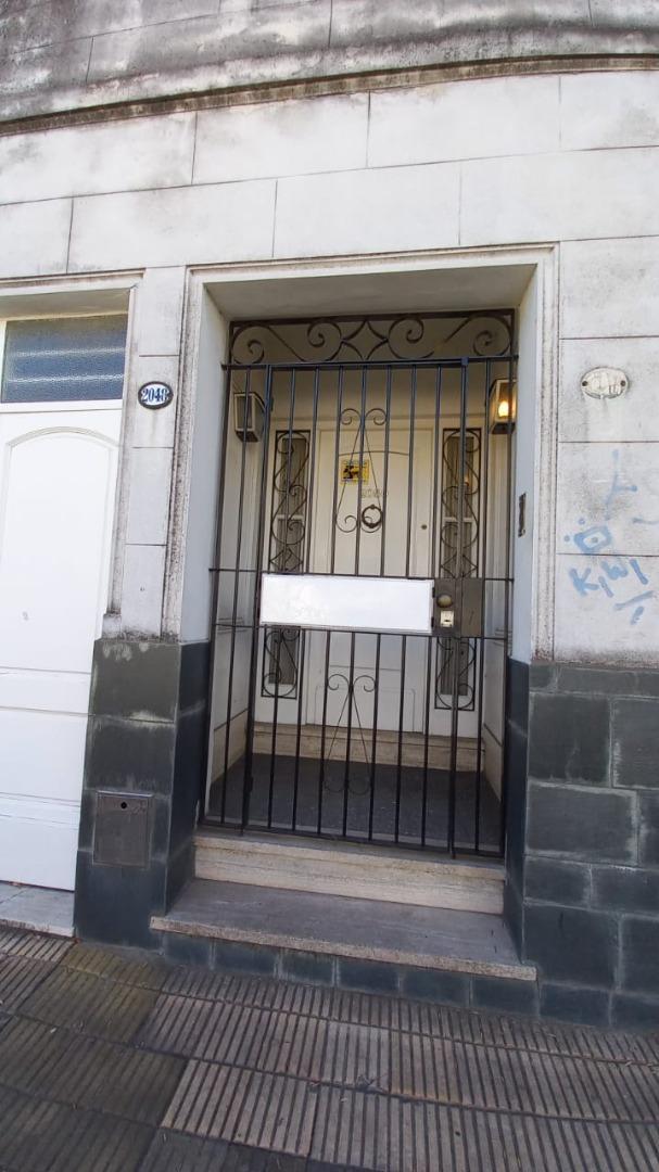 CASA  3  AMBIENTES  CON DEPARTAMENTO DE 2 AMBIENTES