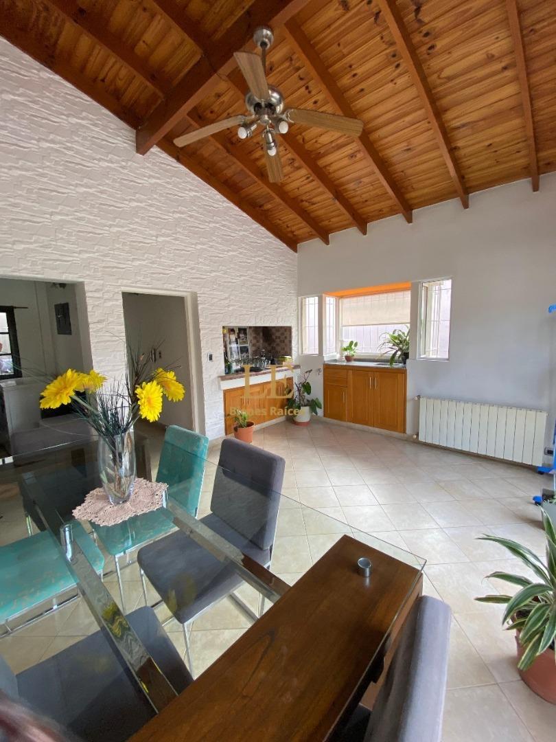 Casa en Venta con 4 cocheras