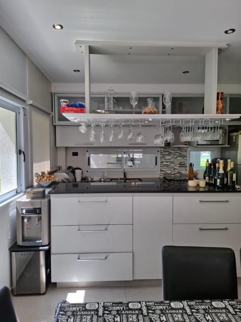 Casa 5 ambientes con 4 baños