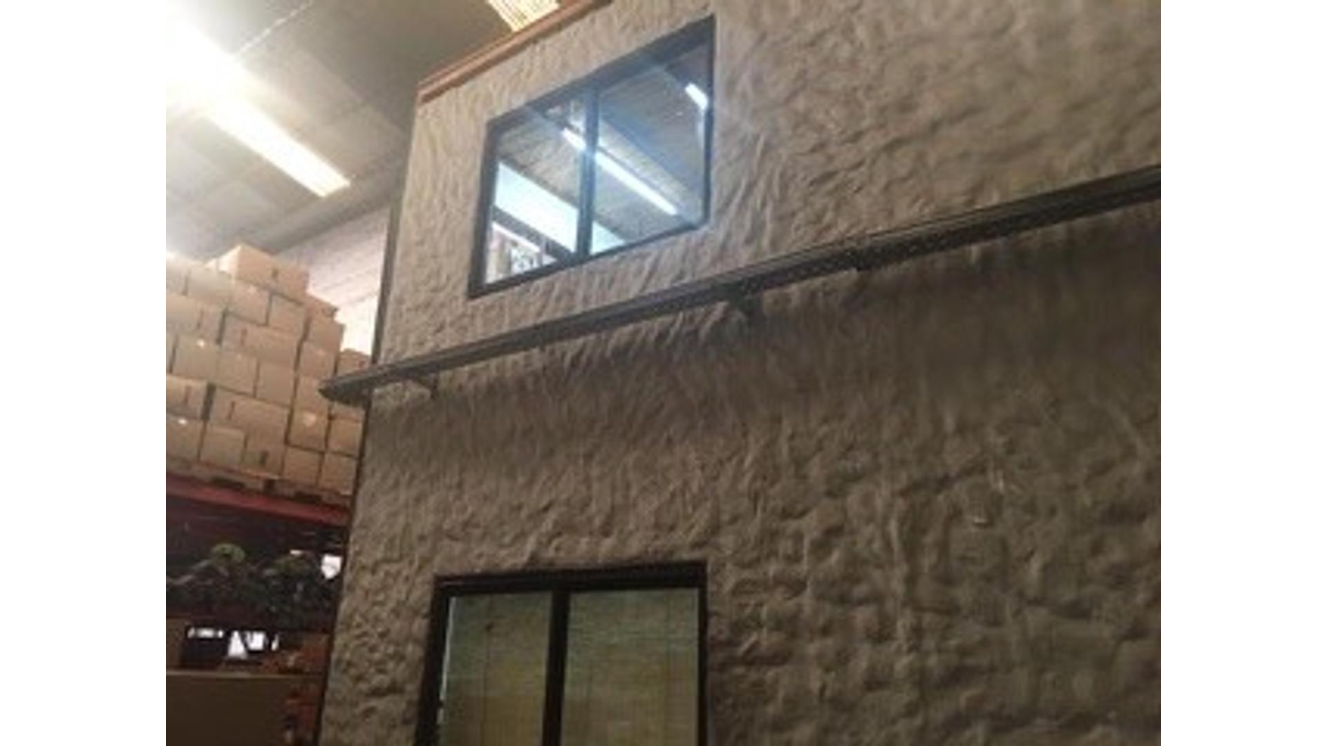 GALPON c/techo parabólico con cochera descubierta.