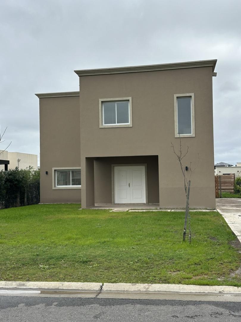 Casa en Santa Lucia, Pilar del Este. 4 ambientes