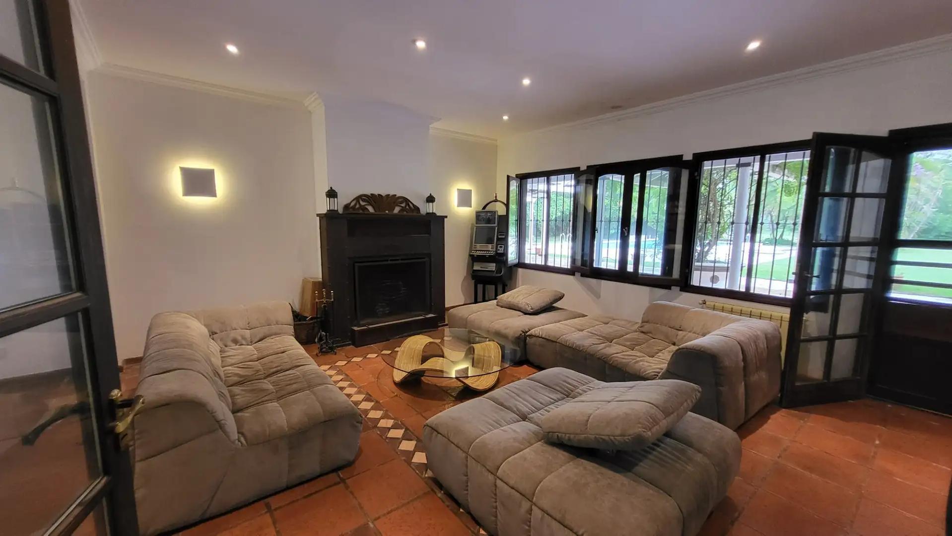 Casa 5 ambientes con 3 baños