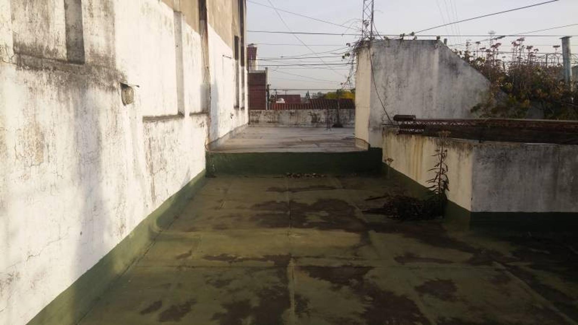 Local con 3 departamentos internos en venta. Bernal Oeste. A