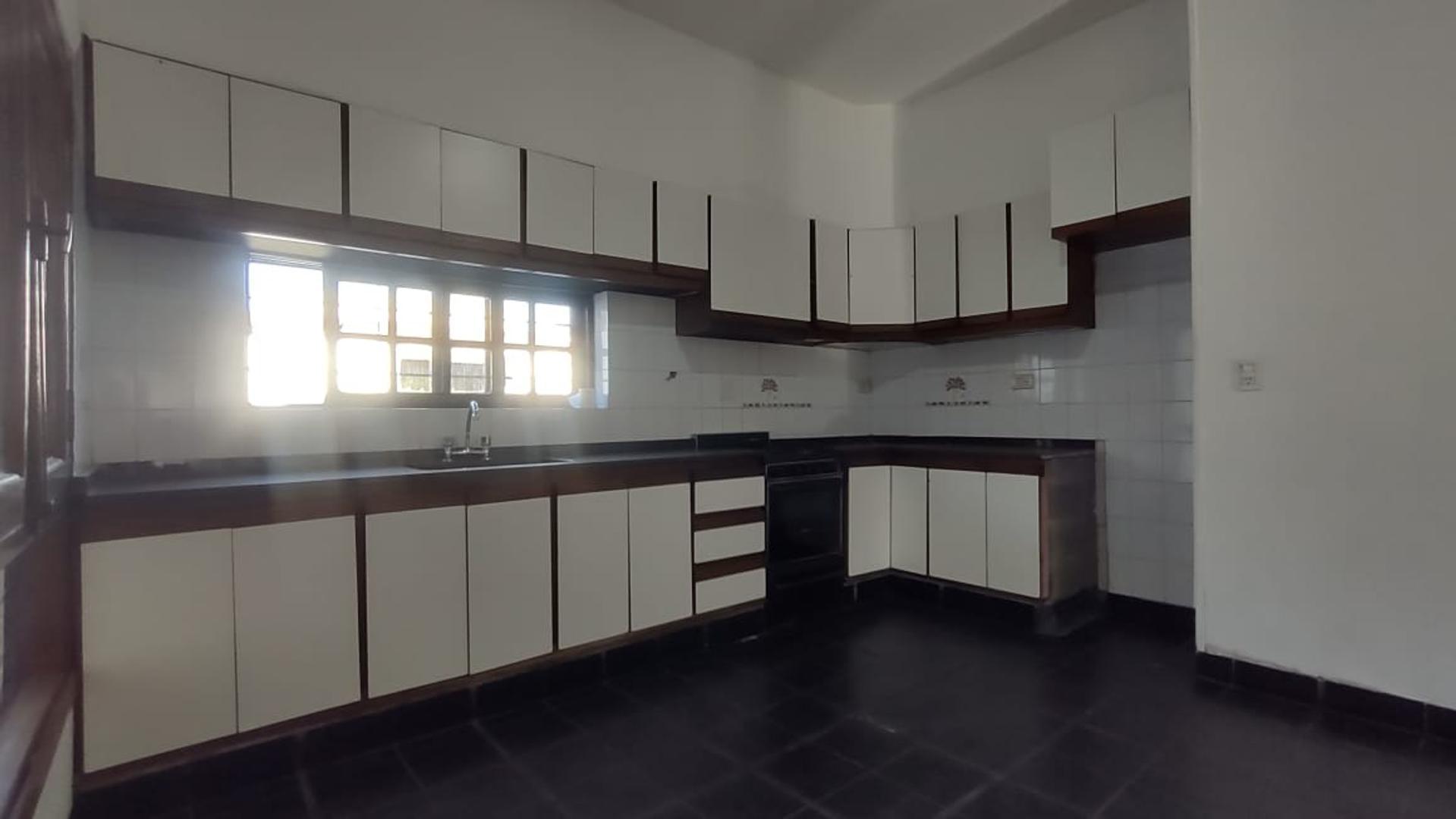 Casa 5 ambientes con 3 baños