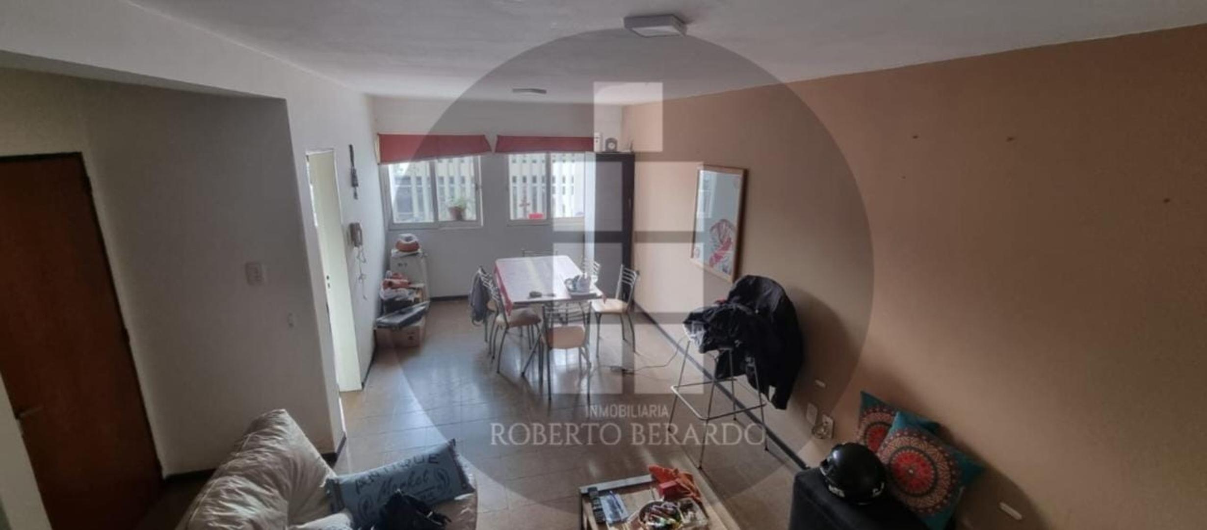 Amplio Departamento sobre Avenida