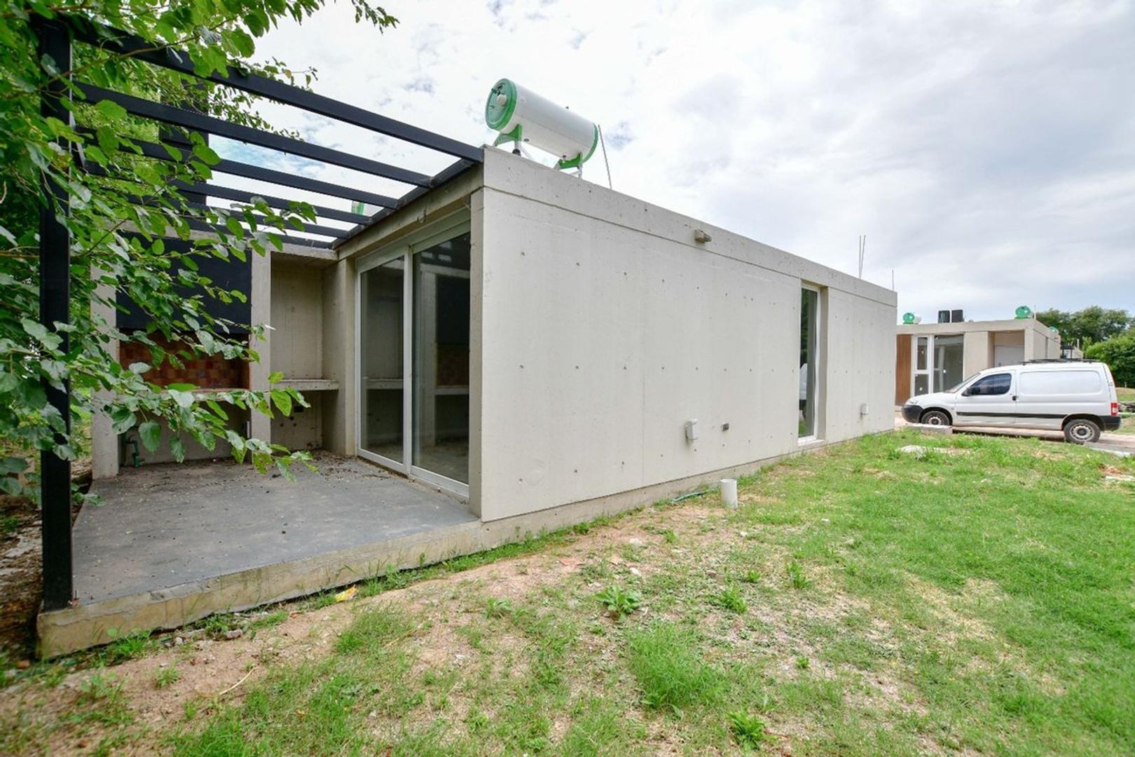 Casa 2 ambientes con 1 baño