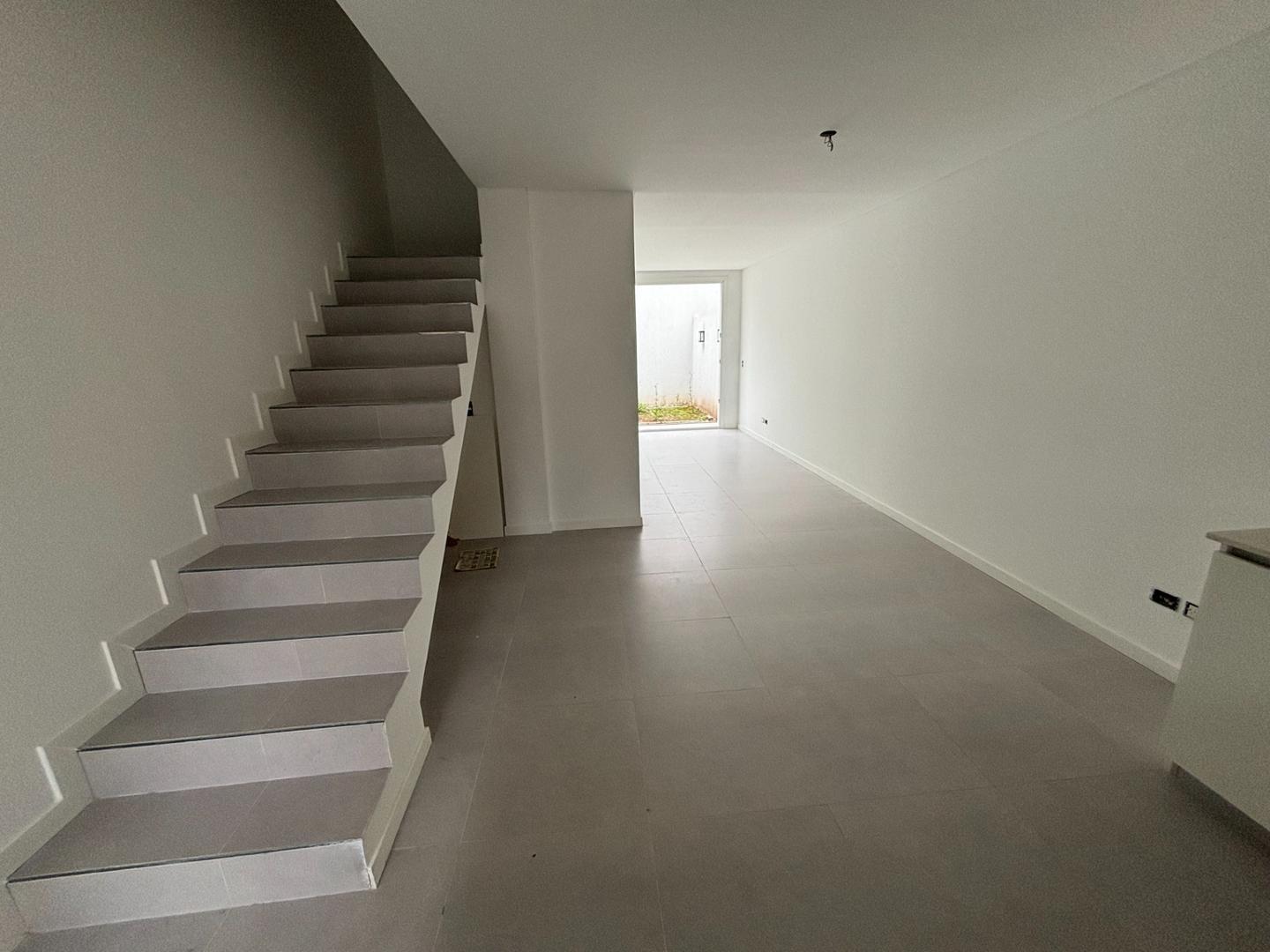 Moderno dúplex a/est 3 dor (1 suite), play, coch y jardín