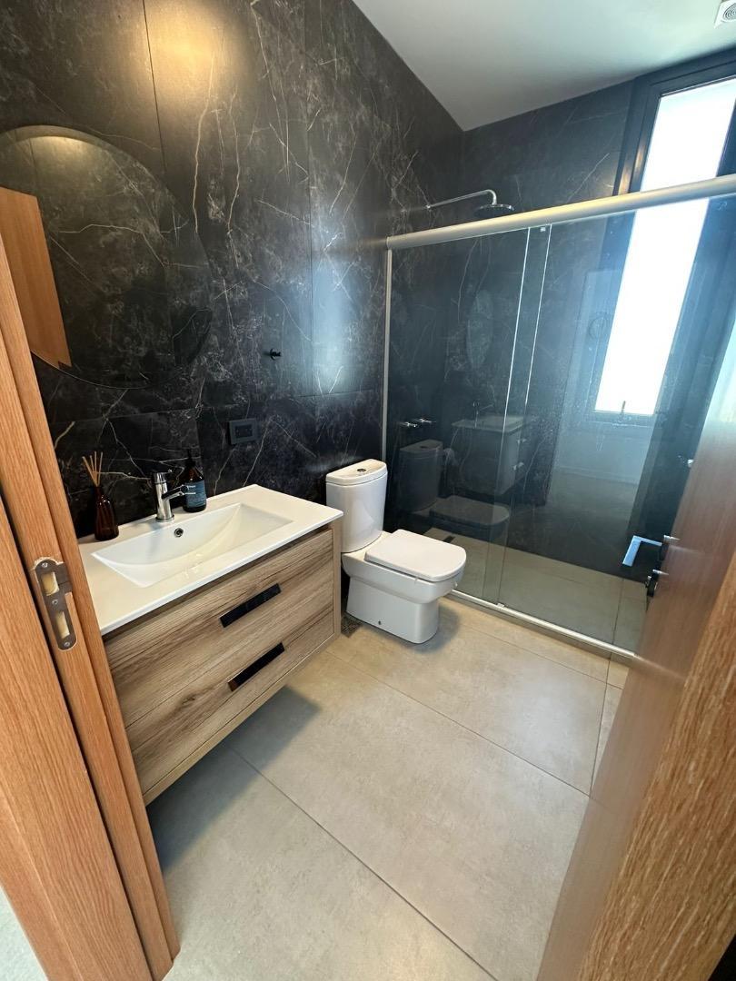 Casa en Alquiler con 6 cocheras