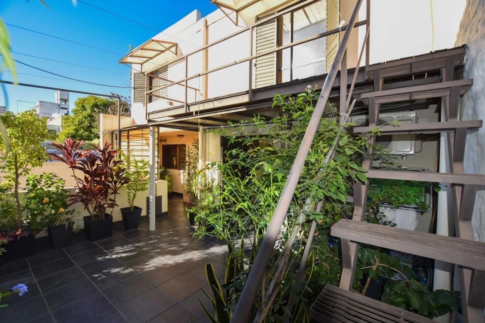 CASA TRES DORMITORIOS EN ABASTO CON AMPLIO PATIO EN VENTA