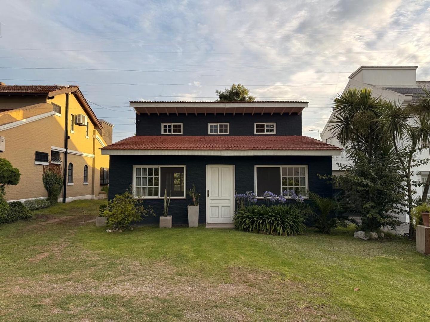 Oportunidad! Casa en Venta en Champagnat CC. 4 ambientes.