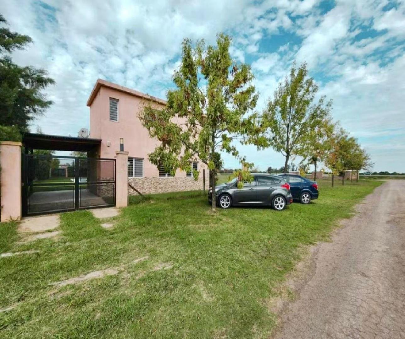 CASA CON PILETA EN ROLDAN