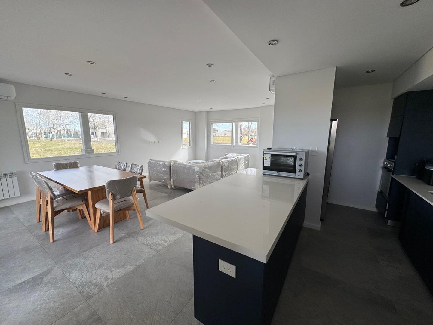 Casa 4 ambientes con 3 baños