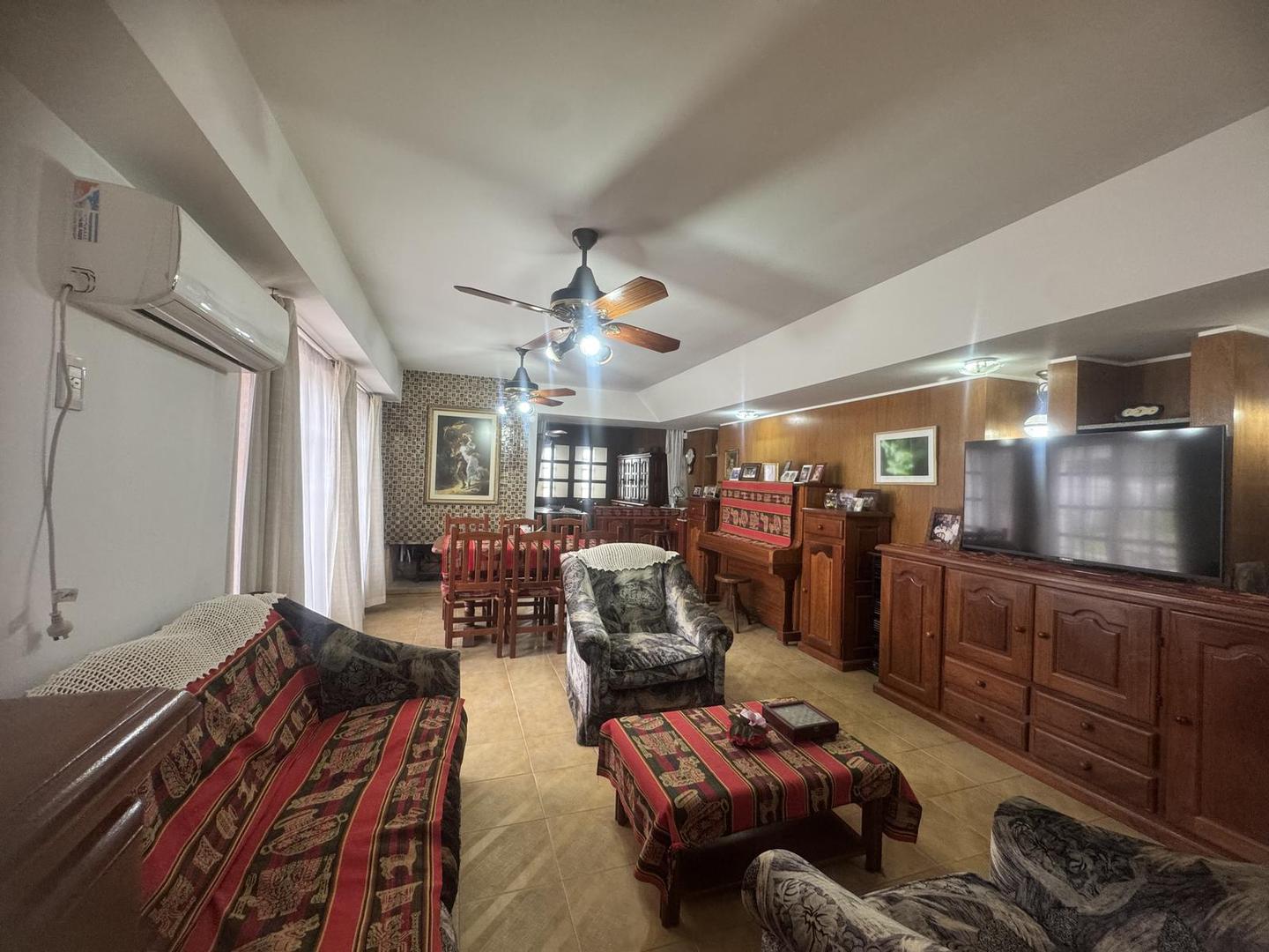 Casa 10 ambientes con 4 baños