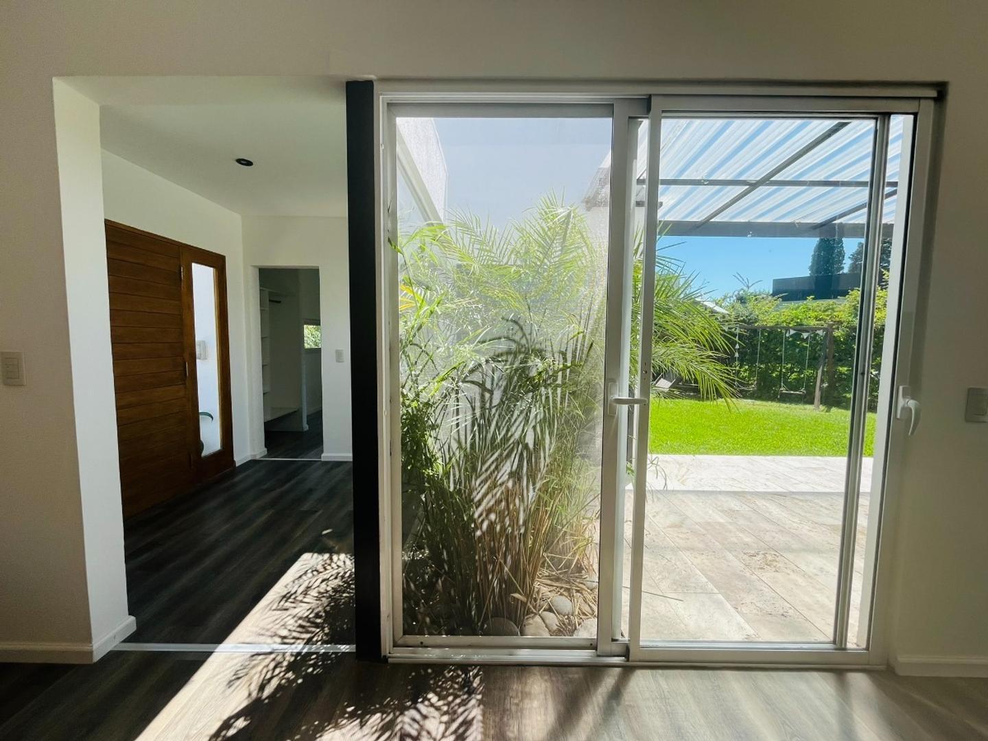 Casa en Venta con 4 cocheras