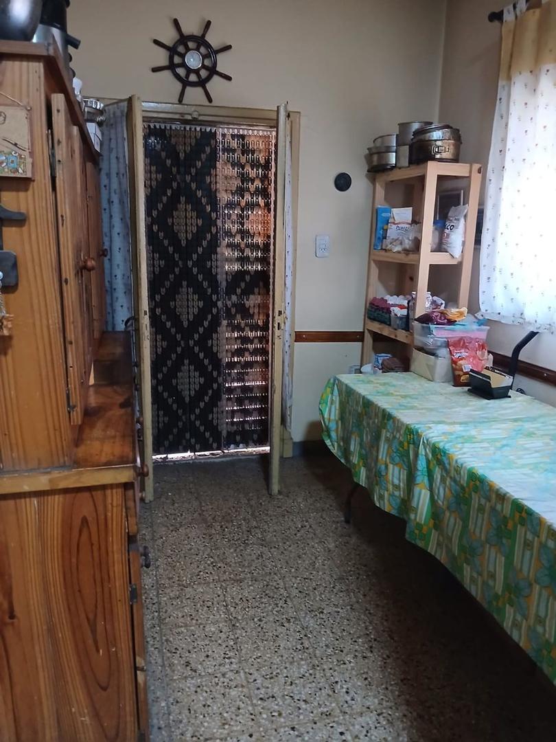 Casa en Burzaco 4 dorm, 2 cocinas y parrilla 