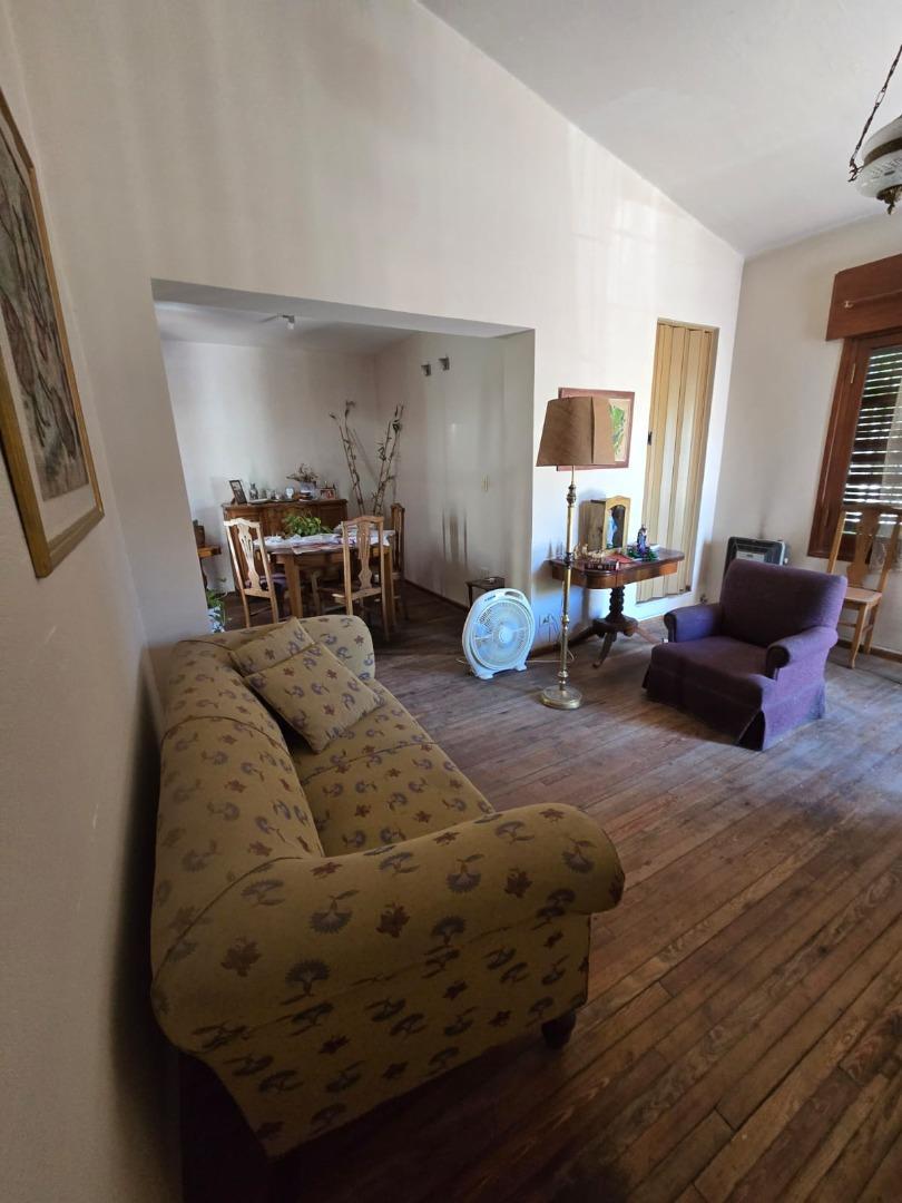 CASA ESQUINA 2 DORM. 1 BAÑO, L/C COCHERA, PATIO