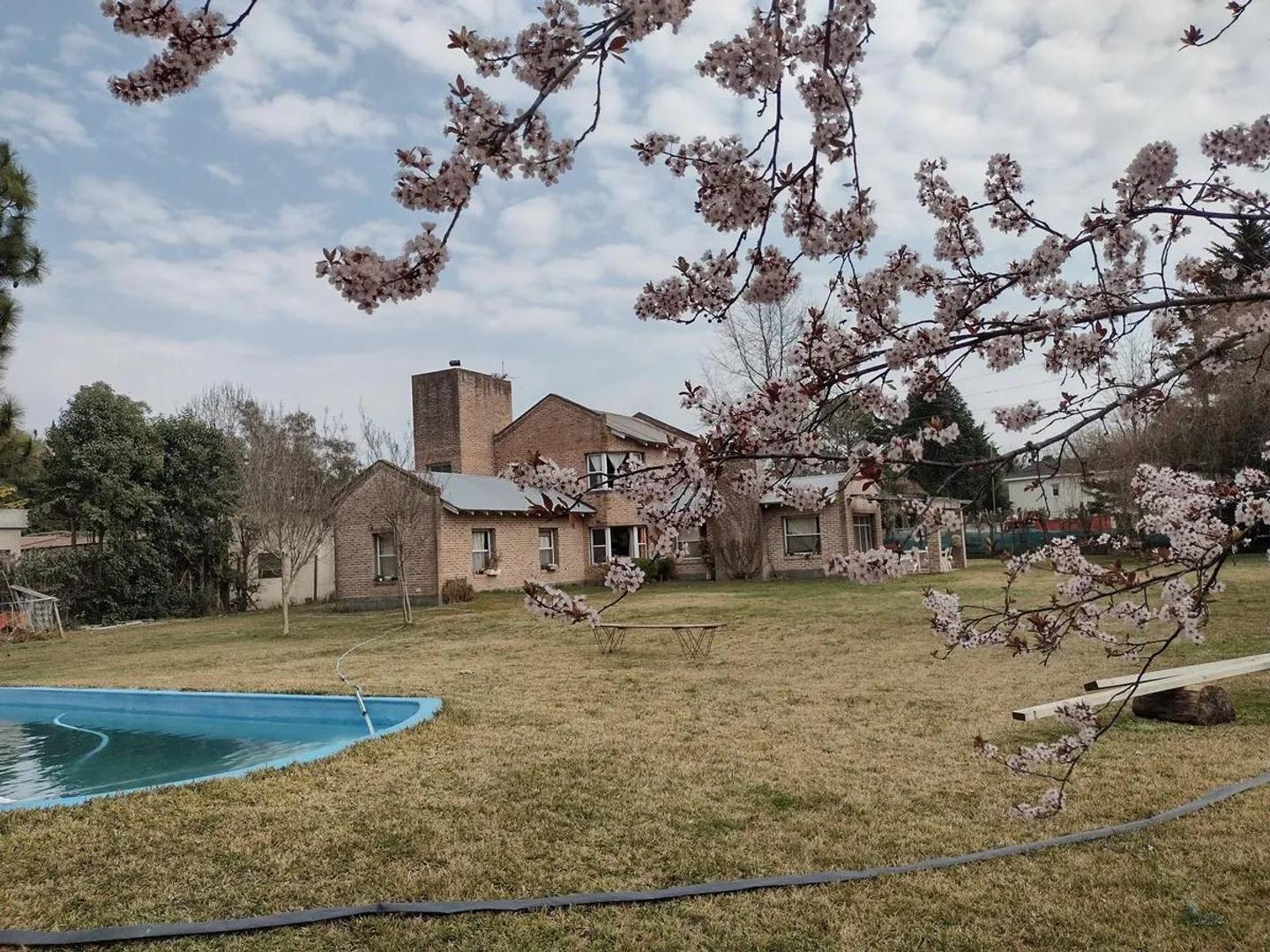 Casa 7 ambientes con 2 baños