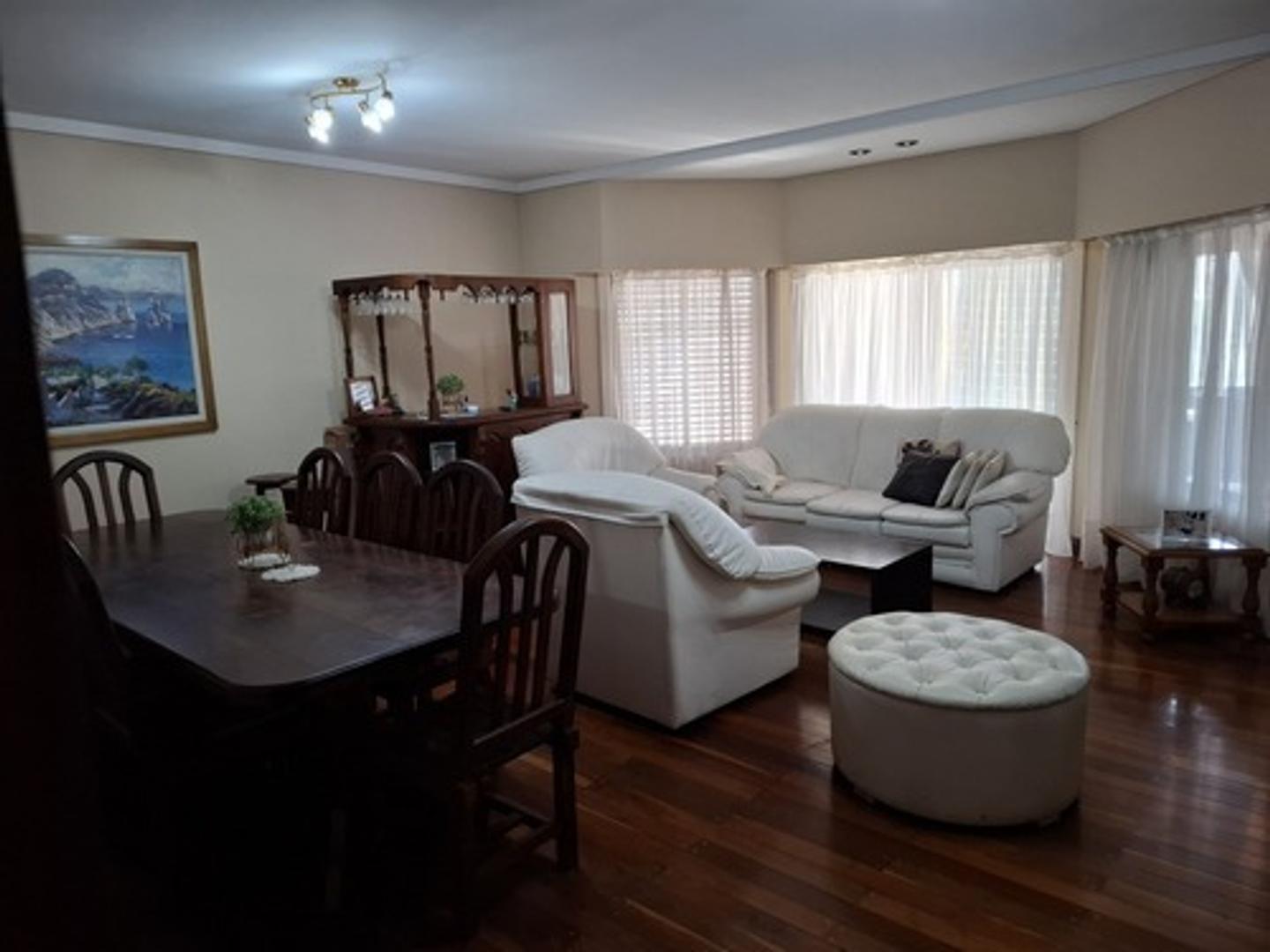 Casa 5 ambientes con 4 baños